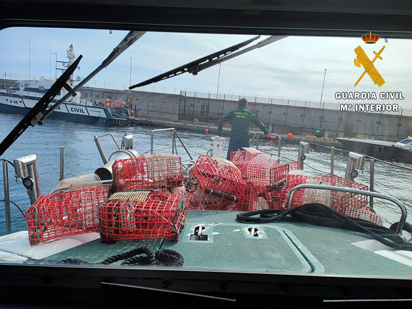 Comandancia de Almería: La Guardia Civil localiza e interviene 74 nasas de pesca en una zona especialmente vulnerable de praderas de posidonia en Aguadulce