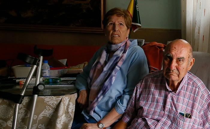 Veteranos de la Guardia Civil muestran su apoyo al antiguo agente desahuciado de su vivienda junto a su mujer