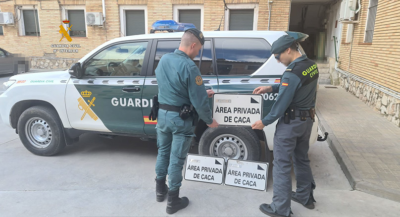 Comandancia de Tarragona. La Guardia Civil descubre e interviene señales falsificadas de delimitación de Área Privada de Caza en el término municipal de l’Ametlla de Mar