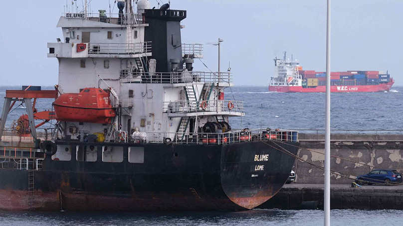 Comandancia de Tenerife. Interceptado un carguero con 4.500 kilos de cocaína al este de Canarias y detenidos sus 15 tripulantes
