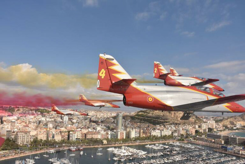 Ejército del Aire y del Espacio. La Patrulla Águila brilla en la salida de la regata The Ocean Race en Alicante