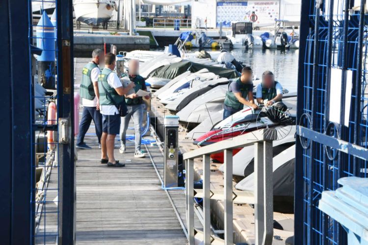 Comandancia de Ceuta. La Guardia Civil se despliega en el puerto deportivo, operación en marcha