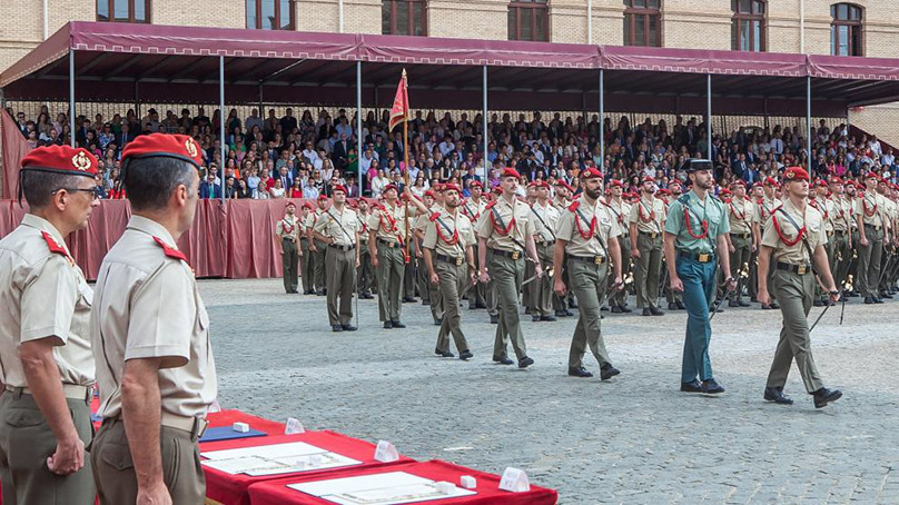 Ejército de Tierra. Los cadetes de la Academia General Militar reciben sus nombramientos de alférez