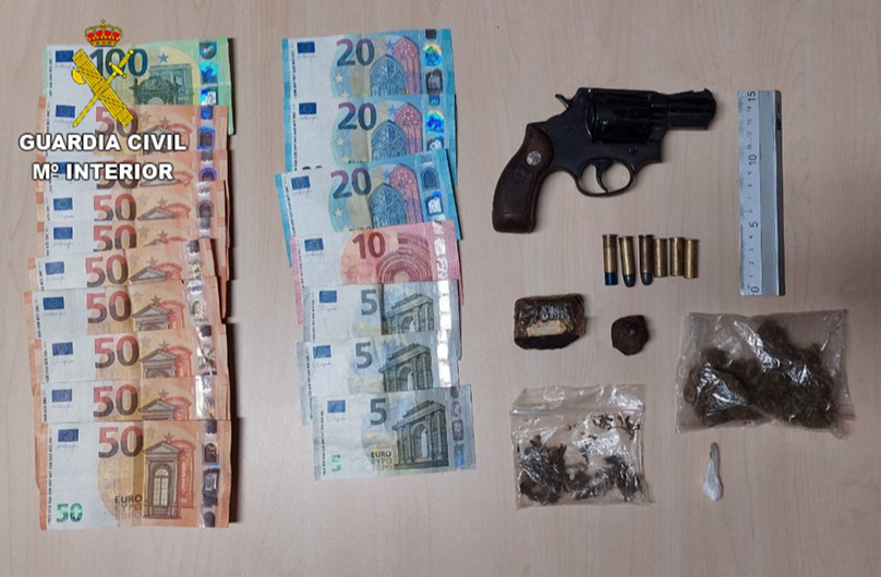 Comandancia de Pontevedra. La Guardia Civil detiene a una persona por tenencia ilícita de armas, receptación y delito de tráfico de drogas