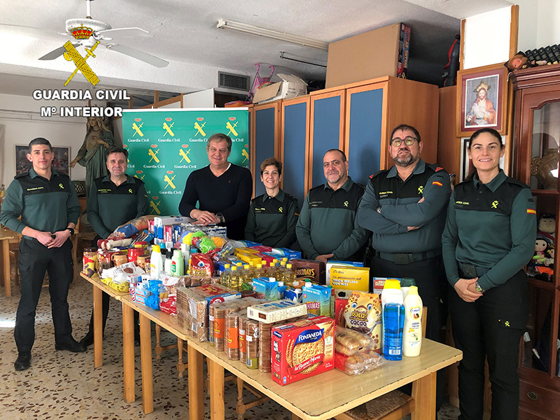 Comandancia de Cuenca. La Guardia Civil dona productos infantiles en beneficio del “Cristo del Amparo”