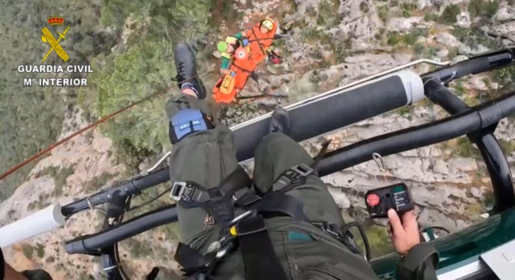 La Guardia Civil auxilia a un senderista herido tras una caída en la localidad de Fuendetodos