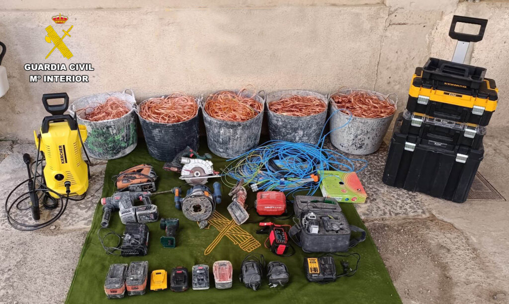 La Guardia Civil ha detenido a dos hombres por  el robo de cable y herramientas en Sa Coma