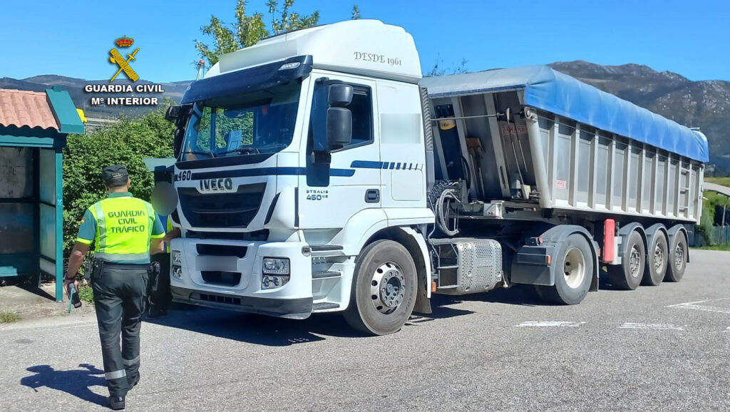 La Guardia Civil intercepta en un control a dos conductores de camiones de gran tonelaje positivos en alcoholemia