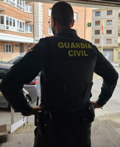 Guardia Civil ha investigado a un varón por el robo de dos móviles y 2.000 euros en un bolso en Estella