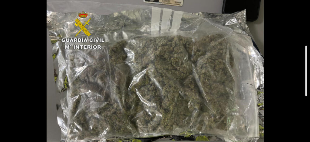 La Guardia Civil detiene a un pasajero por llevar 200 gramos de marihuana