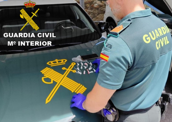 La Guardia Civil detiene a una persona por la tenencia de cocaína y le investiga como autor de un delito contra la seguridad del tráfico