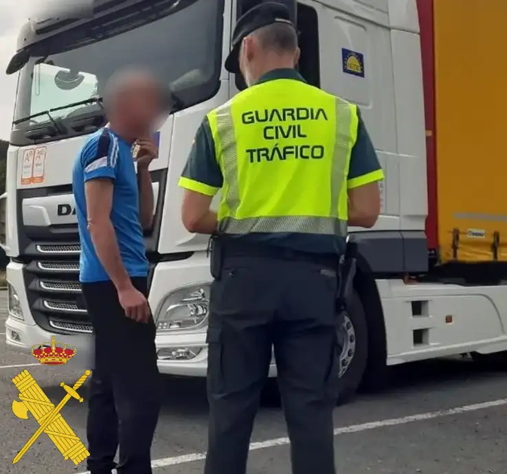 La Guardia Civil investiga al conductor de un Camión tras arrojar una ...