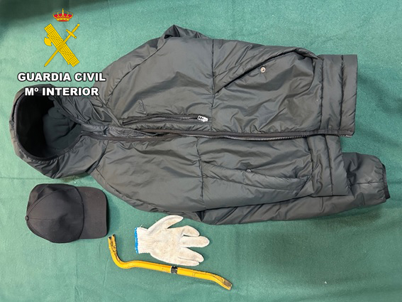 DIRECCIÓN GENERAL DE LA GUARDIA CIVIL COMANDANCIA DE BALEARES La Guardia Civil ha detenido a un joven por conducción temeraria, desobediencia y resistencia grave