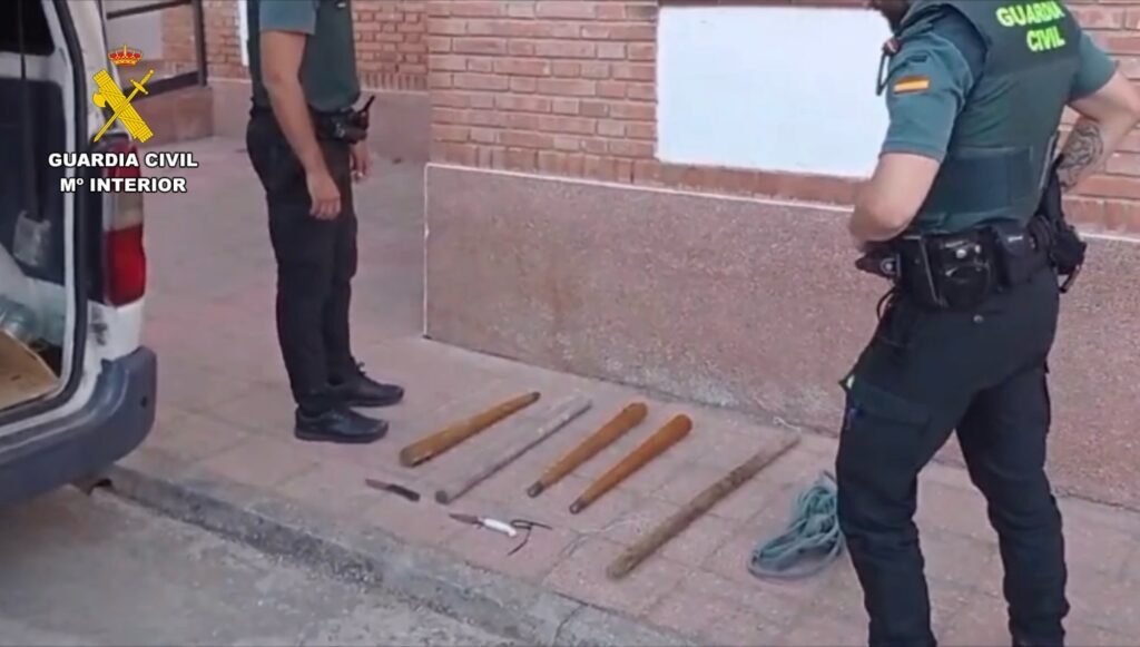 La Guardia Civil detiene a cinco personas por los delitos de detención ilegal, amenazas con arma blanca, lesiones, robo y realización arbitraria del propio derecho
