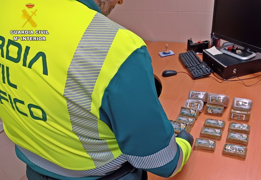 Detenido el conductor de un vehículo que dio positivo en el test indiciario drogas cuando transportaba 3 kilos de hachís