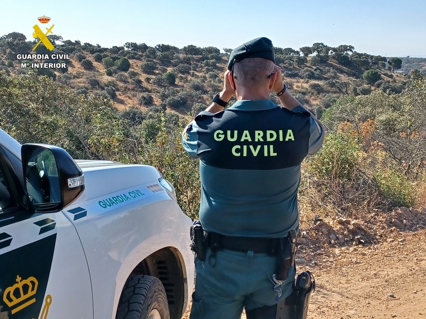 La Guardia Civil rescata a una mujer y su perro tras caer a un pozo de agua en Calera de León