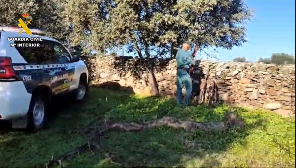 La Guardia Civil investiga a tres personas en Valencia de Alcántara (Cáceres) por supuestos delitos de caza y tenencia ilícita de armas