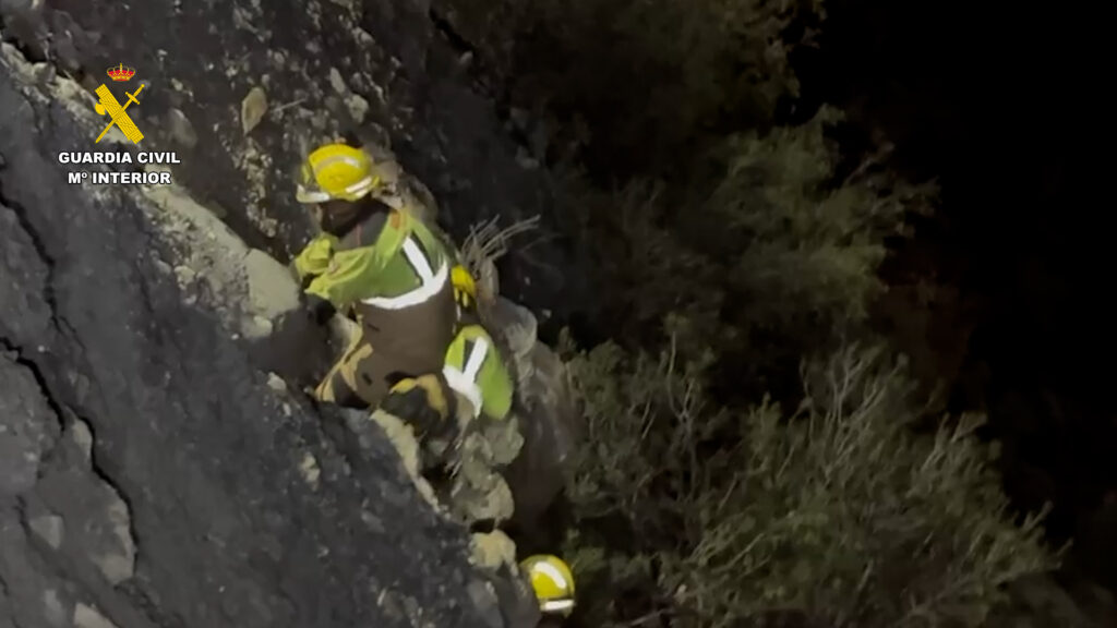 Rescatado un conductor atrapado que se precipitó con un turismo desde 100 metros de altitud en Carboneras