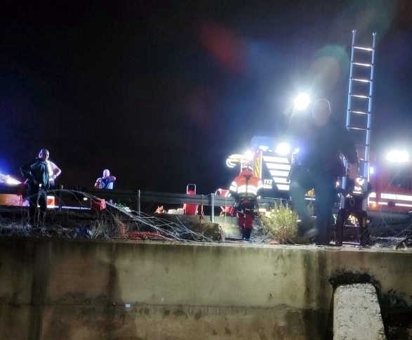 La Guardia Civil informa: Con motivo de las lluvias acaecidas en el día de ayer (11) personal del Puesto Principal de Roquetas de Mar junto con Bomberos del Poniente rescatan a tres personas atrapadas bajo un puente del Parador