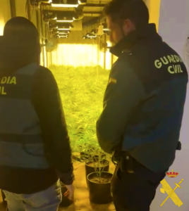La Guardia Civil desmantela una plantación de marihuana oculta en un sótano construido con contenedores bajo una vivienda en Gádor y detiene a su responsable