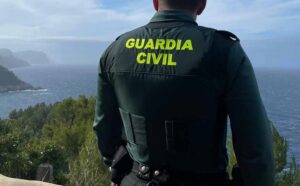 La Guardia Civil ha detenido a un varón por dos delitos de robo con fuerza en interior de vehículo, conducción temeraria y conducir careciendo de permiso