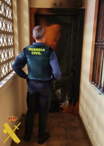 La rápida intervención de la Guardia Civil y la colaboración ciudadana permiten el auxilio de dos personas mayores afectadas por el incendio de su vivienda en Roquetas de Mar