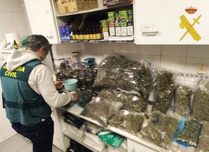 La Guardia Civil desenmascara un establecimiento de distribución de droga que se ocultaba bajo la tapadera de un club botánico