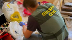 La Guardia Civil actúa contra la falsificación de productos y marcas en Roquetas de Mar