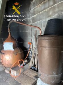La Guardia Civil interviene 704 litros de aguardiente orujo y precinta un alambique en Salvaterra de Miño