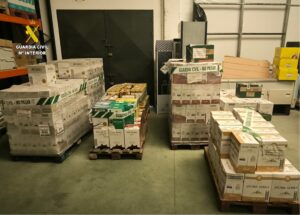 La Guardia Civil detiene a cinco integrantes de una trama dedicada a estafar a empresas distribuidoras de vinos, jamones y quesos