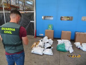 La Guardia Civil investiga a cinco personas por delitos relacionados con la sustracción de objetos en una empresa de paquetería en Tenerife