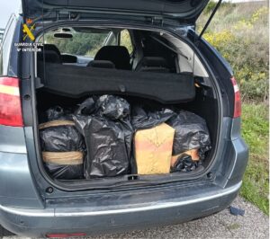 La Guardia Civil detiene a dos personas con más de 300 kilos de hachís en un vehículo