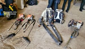 La Guardia Civil detiene a dos hombres por su supuesta implicación en seis robos con fuerza en vehículos y en una nave agrícola en varias localidades de Cáceres