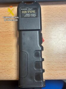 La Guardia Civil detiene a dos vecinos de Puebla de Sancho Pérez por atracar a una persona con una pistola “taser”