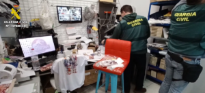 La Guardia Civil descubre más de 900 artículos falsificados en un establecimiento de la localidad de Almuñécar