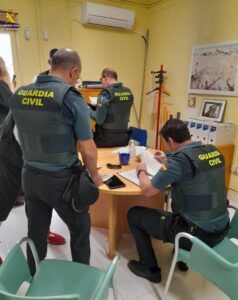La Guardia Civil supervisa el cumplimiento de las normas de seguridad durante la exhibición de Trabucaires en un acto festivo en Banyeres del Penedès.