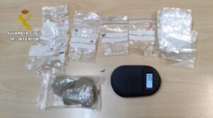 La Guardia Civil investiga a un joven por un presunto delito de tráfico de drogas en Cangas