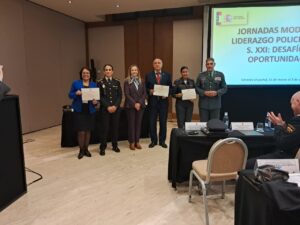 MODELO DE LIDERAZGO POLICIAL EN EL SIGLO XXI