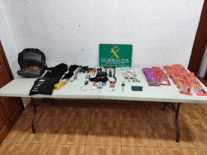 Detenidos dos varones acusados de cometer 12 delitos de robo con fuerza en establecimientos de Tacoronte