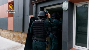La Guardia Civil desmantela dos plantaciones “indoor” de marihuana y desarticula un punto de venta