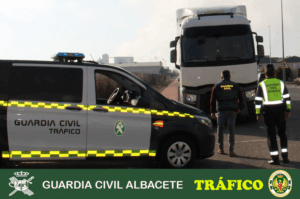 La Guardia Civil de Albacete investiga al conductor de un conjunto de vehículos cuya caída de carga ocasionó un siniestro vial