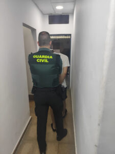 La Guardia Civil detiene a 3 individuos por tráfico de drogas y atentado contra agentes, tras interceptar su huida en la Rambla de Albuñol