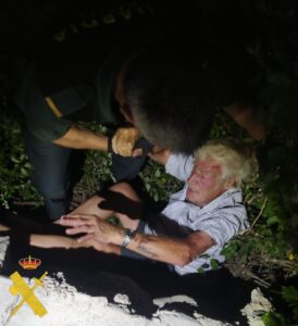 Rescatado un hombre atrapado entre zarzas tras caer en una zona rural de Bayarque