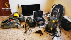 La Guardia Civil de Pontevedra detiene a un varón como presunto autor de un delito de robo con fuerza en las cosas y dos delitos por robo y uso de vehículo