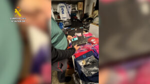 Dos detenidos y un investigado por la sustracción de más de 3.000 prendas deportivas oficiales del CD Tenerife