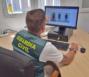 La Guardia Civil detiene en Badajoz a los autores del robo en un colegio, la sustracción de un vehículo y el uso fraudulento de tarjeta de crédito