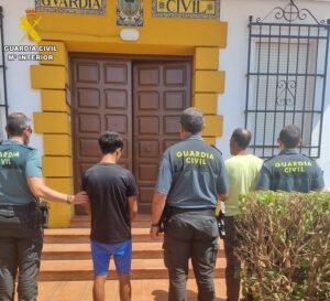 Detenido por conducción temeraria y darse a la fuga con su acompañante, al cual se le buscaba por órdenes judiciales