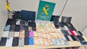 Detenido un varón en el Aeropuerto Tenerife Norte que intentaba viajar a la península con más de 80 teléfonos móviles sustraídos
