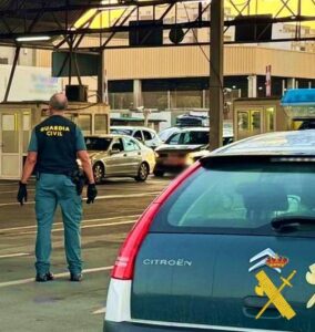 La Guardia Civil del Puerto de Almería decomisa 500 cajetillas de tabaco ocultas en un doble fondo de una furgoneta