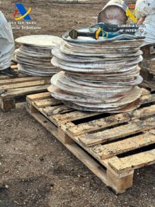 Intervenidos en Cuenca 262 kilos de cocaína oculta en la base de cien bidones de pulpa de fruta congelada